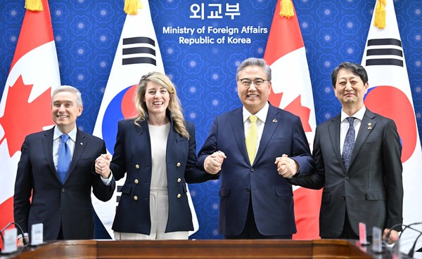 서울 종로구 외교부에서 열린 한·캐나다 2+2 경제안보대화에서 양국 외교, 통상 장관들이 기념 촬영을 하고 있다.(왼쪽부터) 캐나다 측 프랑수아-필립 샴페인 혁신과학산업장관, 멜라니 졸리 외교장관, 우리 측 박진 외교부 장관, 안덕근 통상교섭본부장 (사진=외교부)