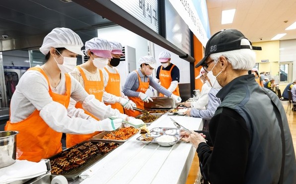 한국지멘스 더 나눔(The NANUM) 봉사단이 서울 종로구 서울노인복지센터에서 어르신 약 1000명에게 한방장각삼계탕을 대접하고 있다.(사진=한국지멘스)