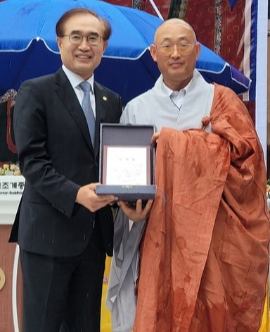백운사 법진 스님이  ㈜복성산업개발 박금태 회장에게 감사의 마음을 담은 공로패를 전달했다[사진=시사뉴스피플]
