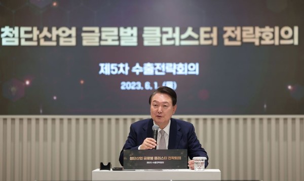 윤석열 대통령은 서울창업허브M+(마곡 바이오 클러스터)에서 제5차 수출전략회의를 주재했습니다. 이번 회의는 지난 4월 미국 국빈 방문시 보스턴 클러스터에 대해 현장에서 토론한 내용을 토대로 한국형 클러스터 육성 전략을 논의하기 위해 마련되었다[사진=대통령실]