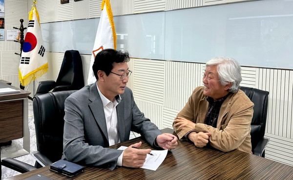 필자 차홍규 교수(우)와 대담하는 정명근 화성시장(좌)