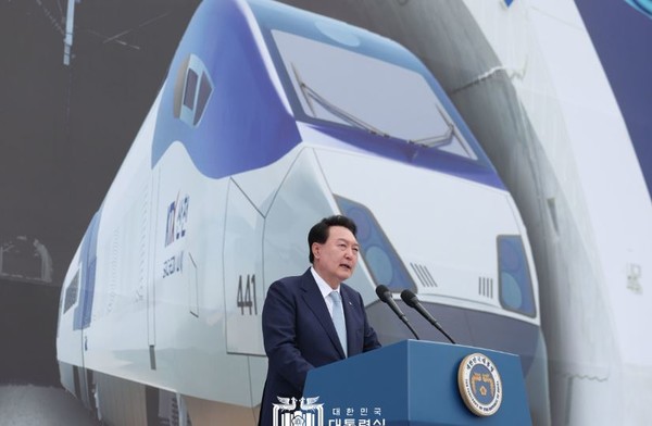 윤 대통령은 이날 기념식에서 살기 좋은 지방시대를 만들기 위해서는 촘촘한 교통 인프라가 필수적이라고 강조하며, 이번 사업을 시작으로 고속열차 운행을 2배로 늘려 전국 2시간대 생활권을 확대해 나가겠다고 밝혔다[사진=대통령실]