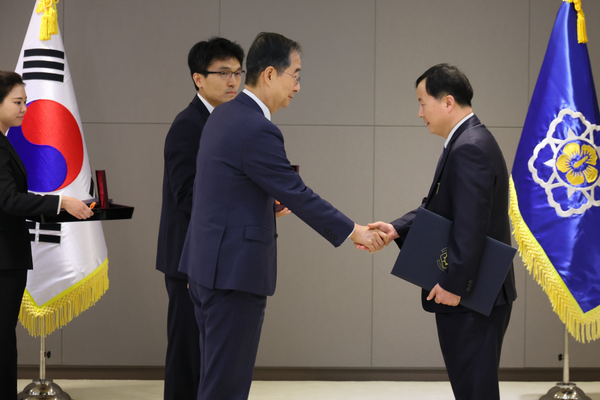 한덕수 국무총리가 8일 세종 다솜로 정부세종청사에서 적극행정 유공자들에게 포상을 수여하고 있다.(사진=국무조정실)