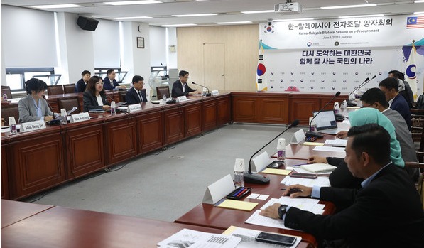 말레이시아 반부패위원회 소속 공무원들과 조달청 전자조달 및 해외수출 관련 간부들이 9일 양국의 전자조달 협력 강화 방안에 대해 토론을 하고 있다.(사진=조달청)