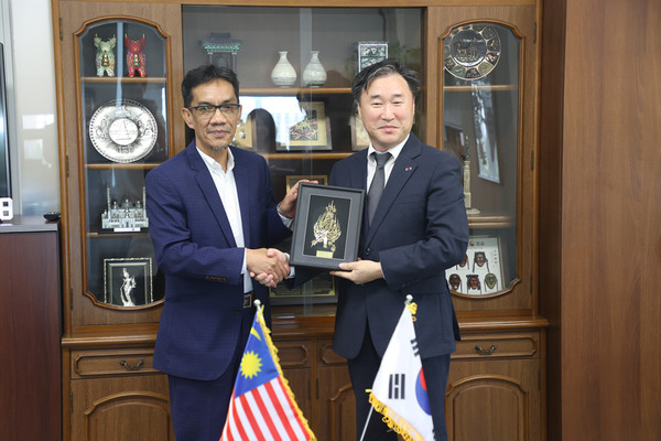 이상윤 조달청 차장(오른쪽)과 말레이시아 반부패위원회 다툭 이자니 빈 완 이삭 국장이 9일 전자조달 협력 방안 모색을 위한 양자 회의에 앞서 기념 촬영을 하고 있다.(사진=조달청)