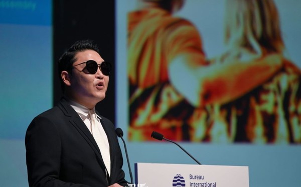 가수'싸이'가 연설을 하고 있다[사진=대통령실]