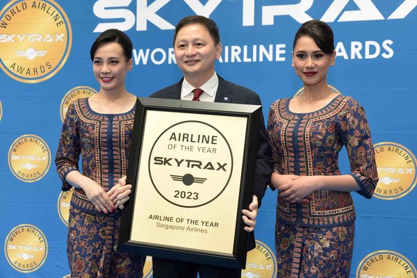 프랑스 파리 에어쇼 행사장에서 열린 ‘2023 스카이트랙스 세계 항공 대상’에서 ‘싱가포르항공’이 ‘세계 최고 항공사’로 선정되었다. 사진 가운데, 고 춘 퐁(Goh Choon Phong) 싱가포르항공 최고 경영자 (사진=싱가포르항공)