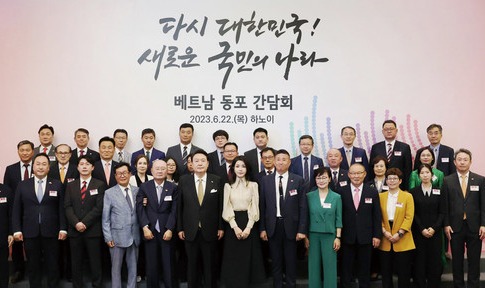 6월 22일 윤석열 대통령 부부가 베트남 동포 오찬 간담회에서 참석자들과 기념촬영을 하고 있다.(사진=대통령실)