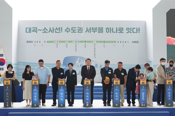윤 대통령은 30일 경기도 고양 어울림누리 별무리경기장에서 열린 ‘대곡-소사 복선전철 개통 기념식’에 참석해 개통 세러머니를 하고 있다.(사진=대통령실)