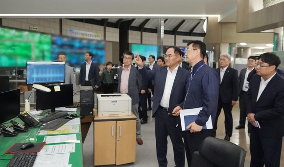 임종득 국가안보실 제2차장이 7월 5일, 한국철도공사 철도교통관제센터(구로구)를 방문해 철도 교통망 사이버공격 대응태세를 현장 점검하고있다.(사진=대통령실)