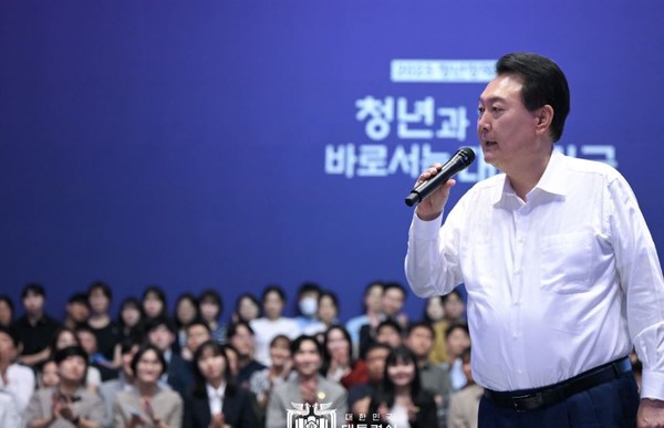 윤석열 대통령은 서울 서초구 플로팅아일랜드 컨벤션홀에서 ‘청년정책 점검회의’를 주재했다.[사진=대통령실]