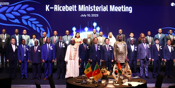 한덕수 국무총리가 10일 서울 서초구 JW 메리어트 호텔에서 열린 아프리카 'K-라이스벨트' 농업 장관회의 개회식에 참석, 축사 및 참석 인사들과 기념 촬영을 하고 있다.(사진=농림축산식품부)