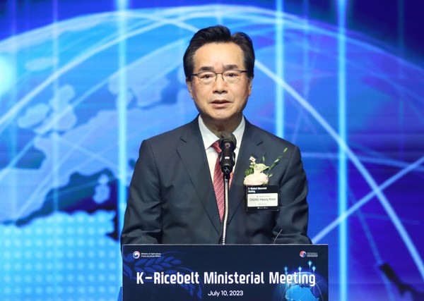 정황근 농림축산식품부 장관이 10일 서울 서초구 JW 메리어트 호텔에서 열린 아프리카 'K-라이스벨트' 농업 장관회의 개회식에 참석해 환영사를 하고 있다. (사진=농림축산식품부)