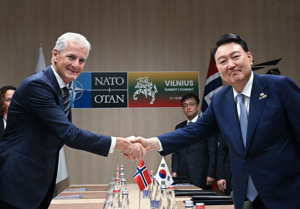 윤석열 대통령은 7월 11일 요나스 가르 스퇴레 노르웨이 총리와 한-노르웨이 정상회담을 가졌다.(사진=대통령실)