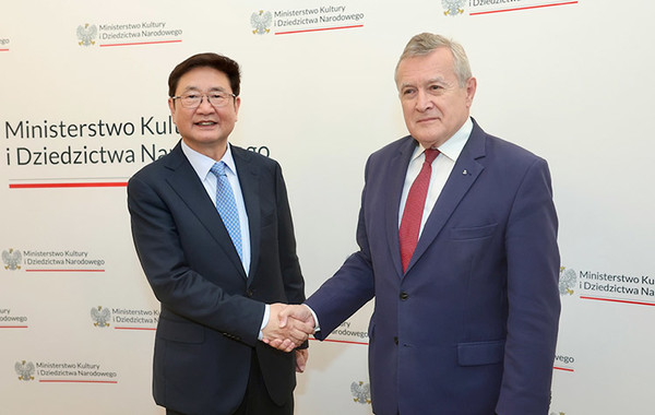 박보균 문화체육관광부 장관이 7월 13일(현지시간) 폴란드 바르샤바 문화유산부 청사에서 표트르 글린스키 폴란드 문화유산부 장관과 만나 기념 촬영하고 있다.(사진=문화체육관광부)