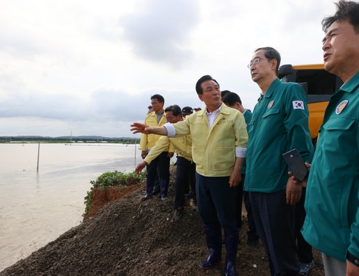 한덕수 국무총리가 16일 수해로 피해를 입은 지역을 둘러보고 있다[사진=국무총리실]