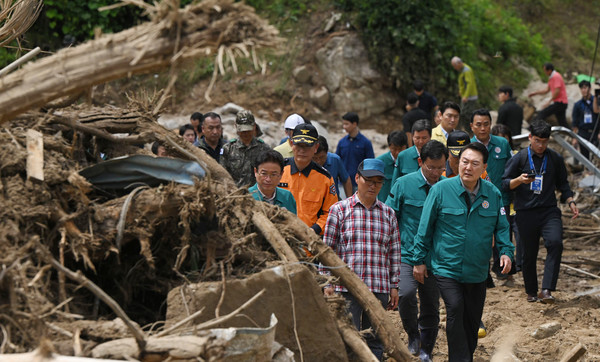 윤석열 대통령은 7월 17일 집중호우 피해지역 현장점검을 했다.(사진=대통령실)