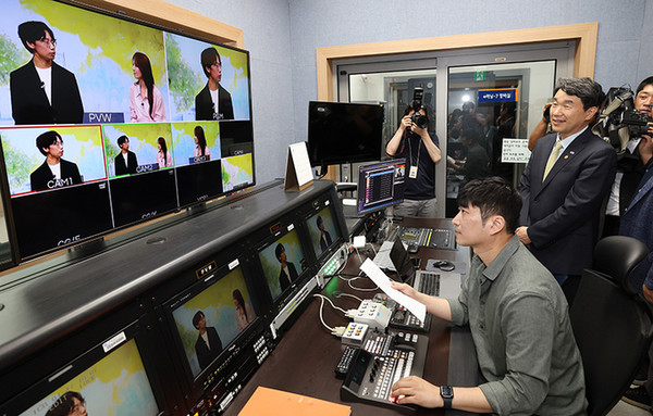 이주호 사회부총리 겸 교육부 장관이 EBS 이러닝 스튜디오를 찾아 EBS 수능 강의 제작 현장을 살펴보고 있다.(사진=교육부)