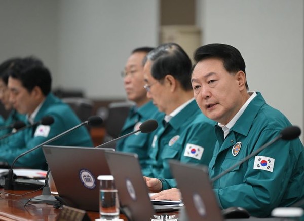 윤 대통령은  “국민의 혈세는 재난으로 인한 국민의 눈물을 닦아 드리는 데에 적극적으로 사용되어야 한다”고 밝힌 데 이어 마무리 발언에서 “이권 카르텔, 부패 카르텔의 정치 보조금을 전부 삭감하고, 농작물 피해 농가와 산 붕괴 마을 100% 보전에 투입하라”고 주문했다. [사진=대통령실]