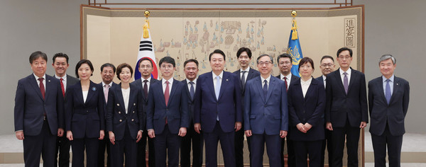 지난 7월 3일 윤석열 대통령이 신임 차관급 인사 13명에게 임명장을 수여했다.(사진=대통령실)