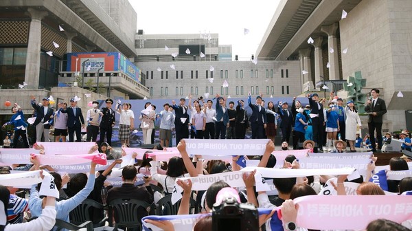 지난 5월 13일 서울 종로구 광화문광장에서 열린 학교폭력, 사이버폭력 예방 대한민국 비폭력 캠페인에서 장성윤 교육부 차관을 비롯한 참석자들이 퍼포먼스를 하고 있다.(사진=교육부)