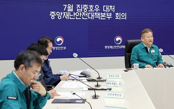 이상민 행정안전부 장관이 26일 오전 정부세종청사에서 7월 집중호우 대처 중앙재난안전대책본부 회의를 주재하고 있다.(사진=행정안전부)
