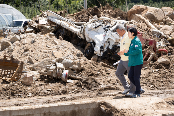 한화진 환경부 장관이 집중 호우로 피해가 발생한 예천군 내성천 홍수 취약 지구를 찾아 현장 상황을 살펴보고 있다.(사진제공=환경부)