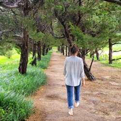 ‘천개의 향나무숲’ 맨발 걷기 (사진=바바그라운드)