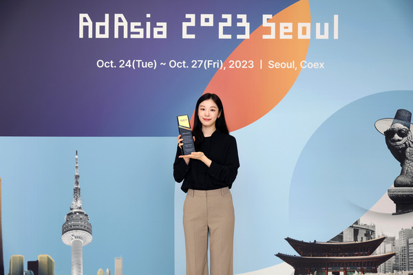 피겨퀸 김연아가 8월 17일 ‘애드아시아 2023 서울(AdAsia 2023 Seoul)’ 스포츠마케팅 부문 홍보대사 위촉식에서 기념 촬영을 하고 있다.(사진=애드아시아 2023 서울 조직위원회)