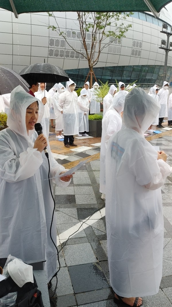 (사진=전국레지던스연합회 김윤선 회장이 국민 기본권인 안정적인 거주권에 심대한 침해를 받고 있는 국토교통부의 정책의 부당함을 호소하고 있다.)