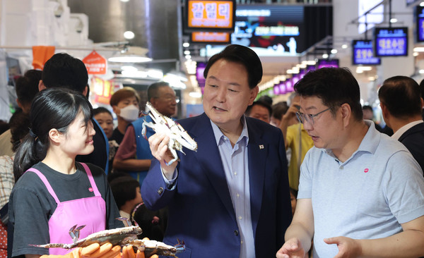 윤석열 대통령은 8월 31일 노량진 수산시장에 방문하여 상인들을 격려했다.(사진=대통령실)