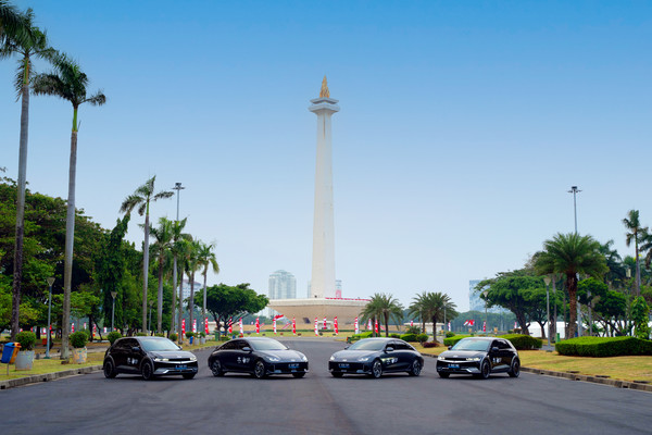 자카르타 모나스 광장 독립기념탑 앞에 서있는 제43차 아세안 정상회의 공식 차량 (사진=현대자동차)
