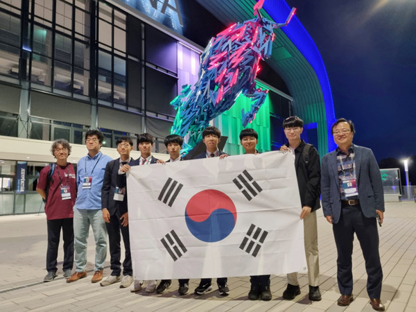국제정보올림피아드에서 한국대표단이 금메달 2명, 은메달 2명을 기록해 전원 메달을 획득했다.(사진=과학정보통신기술부)