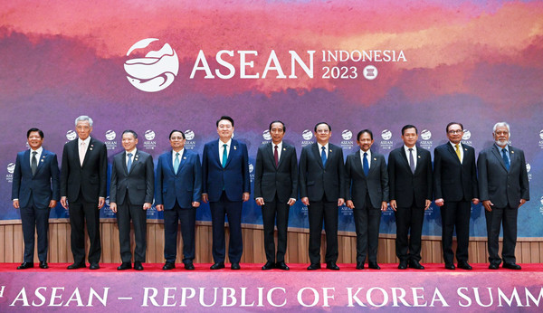 윤석열 대통령이 9월 6일 인도네시아 자카르타 컨벤션 센터(JCC)에서 열린 한-아세안 정상회의에 앞서 아세안 각국 정상들과 기념촬영하고 있다.(사진=대통령실)
