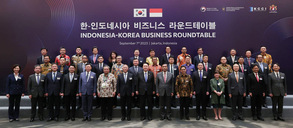 인도네시아를 방문 중인 윤석열 대통령이 9월 7일(현지시간) 자카르타 한 호텔에서 한-인도네시아 비즈니스 라운드테이블에서 정의선 현대차 그룹 회장 등 참가 기업인들과 기념촬영을 하고 있다.(사진=대통령실)