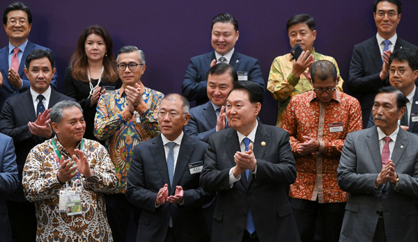 인도네시아를 방문 중인 윤석열 대통령이 9월 7일(현지시간) 자카르타 한 호텔에서 한-인도네시아 비즈니스 라운드테이블에서 정의선 현대차 그룹 회장 등 참가 기업인들과 기념촬영을 하고 있다.(사진=대통령실)