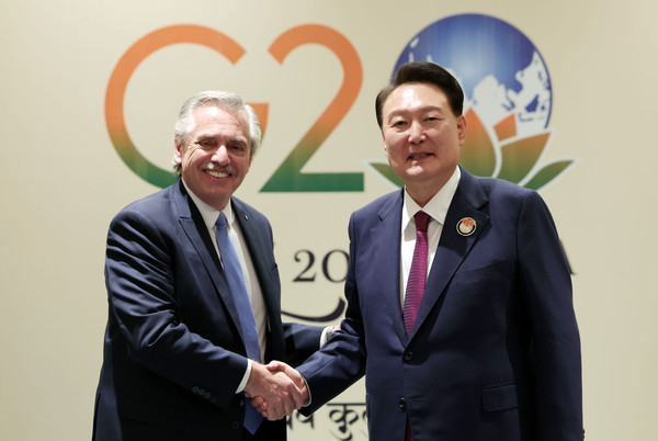 윤석열 대통령은 9일(현지시간) 알베르토 페르난데스 아르헨티나 대통령과 한-아르헨티나 정상회담을 가졌다.(사진=대통령실)