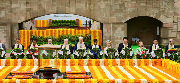 윤석열 대통령이 10일(현지시간) 인도 뉴델리 간디 추모공원에서 주요 20개국(G20) 정상들과 함께 헌화하고 있다.(사진=대통령실)