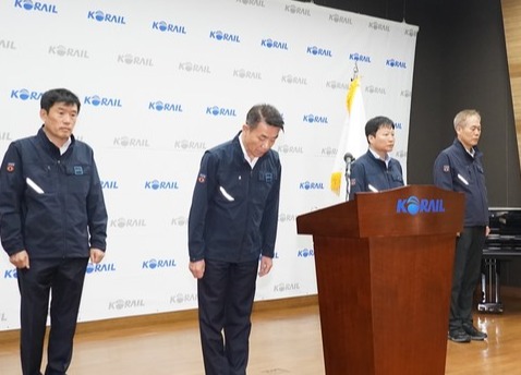 한문희 코레일 사장이  철도 파업으로 인해 운행 차질에 대해 사과를 하고 있다[사진=코레일 제공]