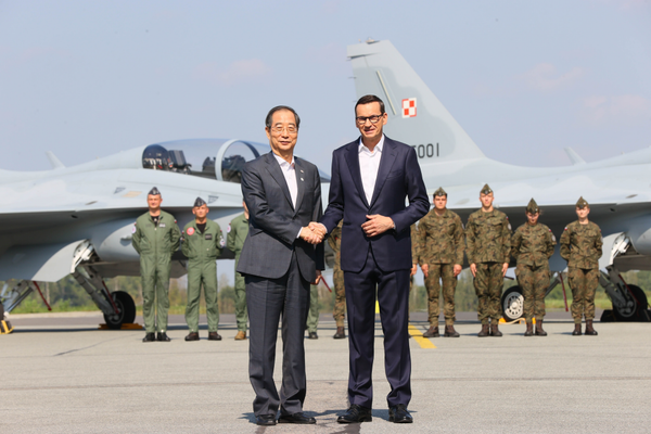 유럽을 순방 중인 한덕수 국무총리가 13일(현지시간) 폴란드 민스크마조비에츠키 공군기지에서 마테우스 모라비에츠키 폴란드 총리와 회담 및 기자회견을 하였다.(사진=국무조정실)