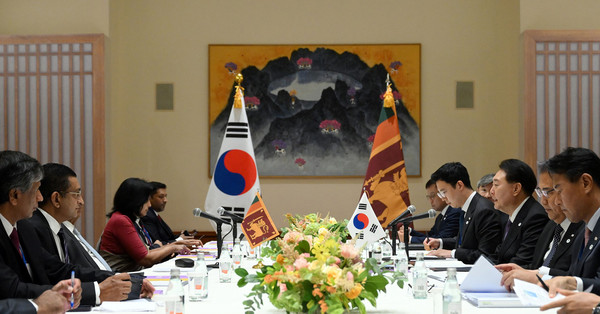 윤석열 대통령은 18일(현지시간) 라닐 위크라마싱하(Ranil Wickremesinghe) 스리랑카 대통령과 한-스리랑카 정상회담을 가졌다.(사진=대통령실)