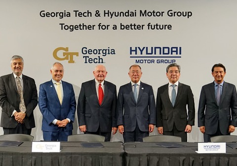 왼쪽부터 차우키 압달라 조지아공과대학교 연구담당 수석 부총장, 앙헬 카브레라 조지아공과대학교 총장, 소니 퍼듀 조지아주 공립대학 협의회 의장, 정의선 현대자동차그룹 회장, 장재훈 현대자동차 사장, 호세 무뇨스 현대자동차 사장(COO)이 양해각서 체결식에서 기념 촬영을 하고 있다.(사진=현대자동차그룹)