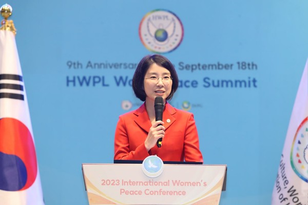 3. 윤현숙 세계여성평화그룹(IWPG) 대표가 19일 인천 중구 그랜드 하얏트 인천 웨스트 타워에서  열린 ‘2023 세계여성평화 콘퍼런스’에서 개회사를 하고 있다. (제공=IWPG)