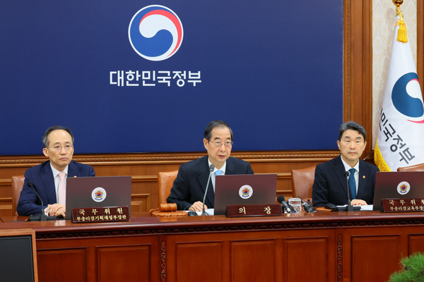 한덕수 국무총리가 17일 세종대로 정부서울청사에서 열린 국무회의를 주재, 모두발언을 하고 있다.(사진=국무조정실)