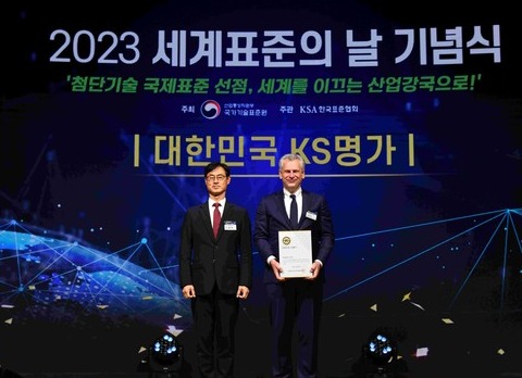 왼쪽부터 국가기술표준원 원장 진종욱과 한국쉘석유 대표이사 라머스 예룬 피터가 ‘2023 세계 표준의 날’ 기념식에서 기념 촬영을 하고 있다.(사진=한국쉘석유)