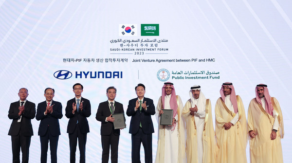 사우디아라비아를 국빈 방문 중인 윤석열 대통령이 22일(현지시간) 리야드의 페어몬트 호텔에서 열린 현대차·PIF 자동차 생산 합작투자 계약에서 기념촬영을 하고 있다.(사진=대통령실)