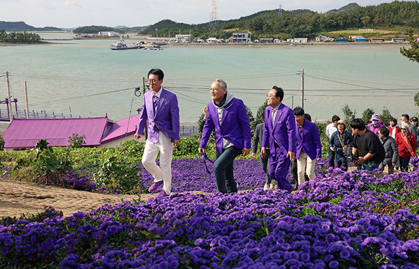 유인촌 문화체육관광부 장관이 21일 전남 신안군 퍼플섬을 방문해 섬을 둘러보고 있다.(사진=문화체육관광부)