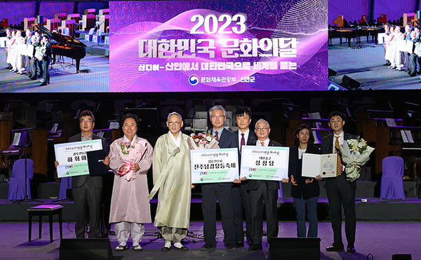 유인촌 문화체육관광부 장관이 21일 전남 신안군 1004뮤지엄파크에서 열린 2023 대한민국 문화의달 기념행사에 참석해 지역문화대상 수상자들에게 시상한 뒤 기념촬영을 하고 있다.(사진=문화체육관광부)