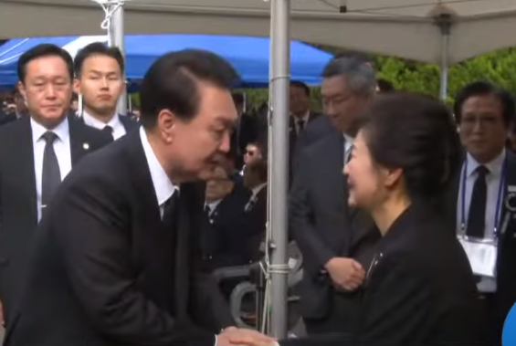 윤석열 대통령과 박근혜 전 대통령이 박정희 대통령 추도식에서  다시 만났다 [사진=티비화면 촬영 캡쳐]