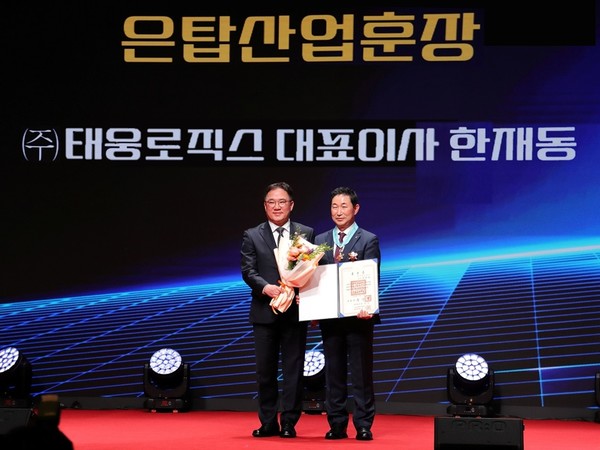 왼쪽부터 백원국 국토교통부 제2차관, 한재동 태웅로직스 대표이사 (사진=태웅로직스)